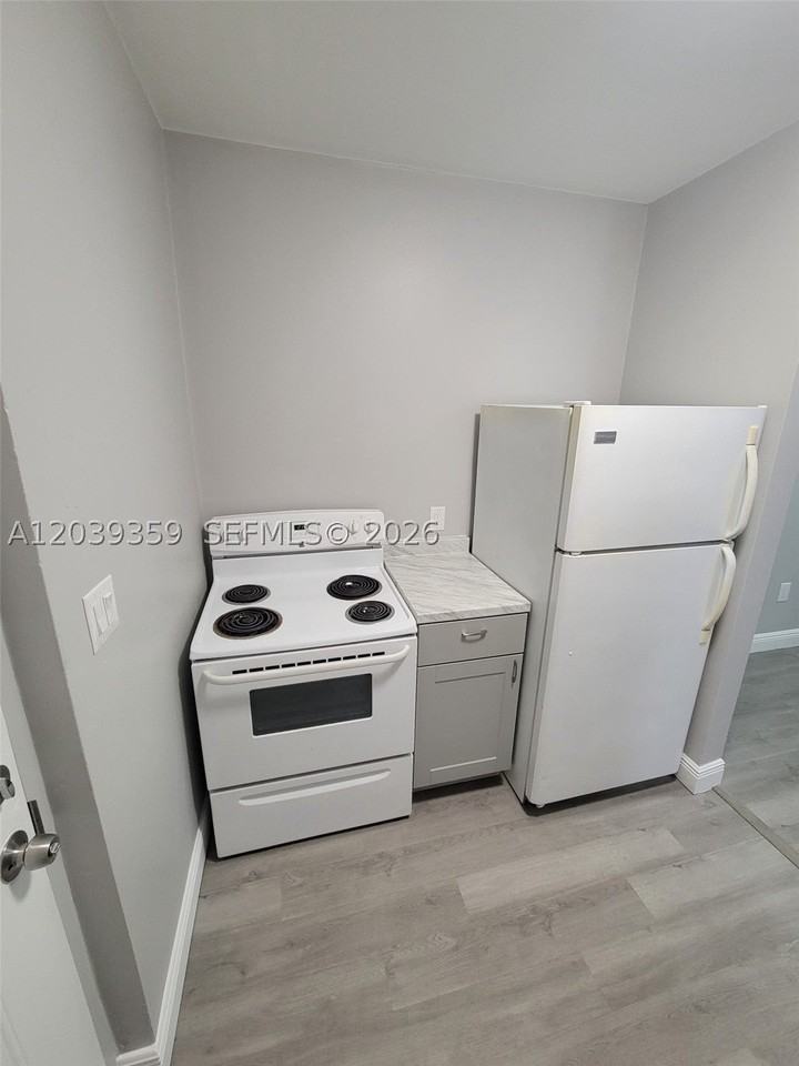 1740 Nw 1st Pl #5 - Photo 5 of 17