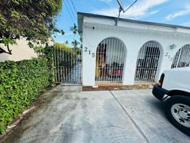 215 Nw 35th Ave #UP - Photo 1 of 1