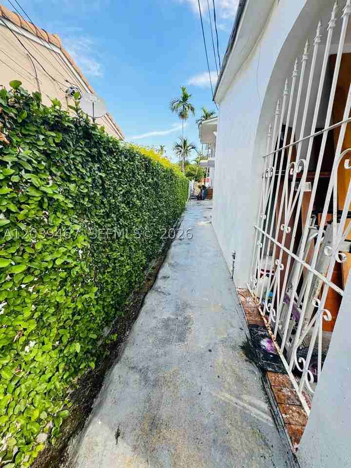 215 Nw 35th Ave #UP - Photo 2 of 18