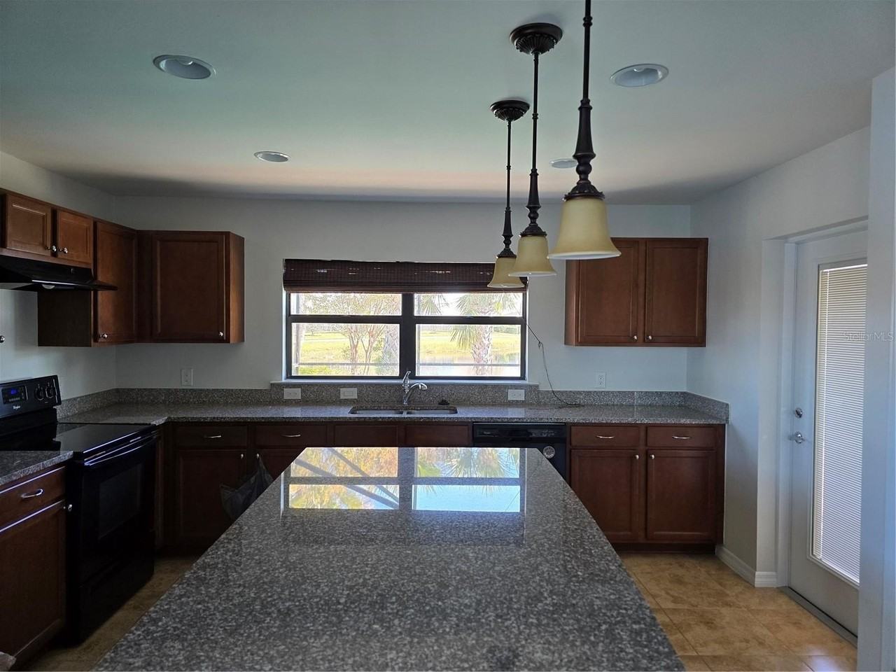 19261 Isadora St - Photo 7 of 26