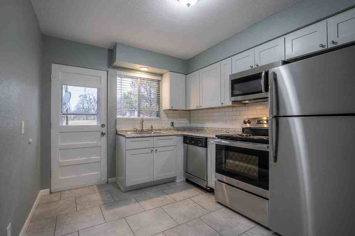 510 Ne Corder St #B - Photo 2 of 28
