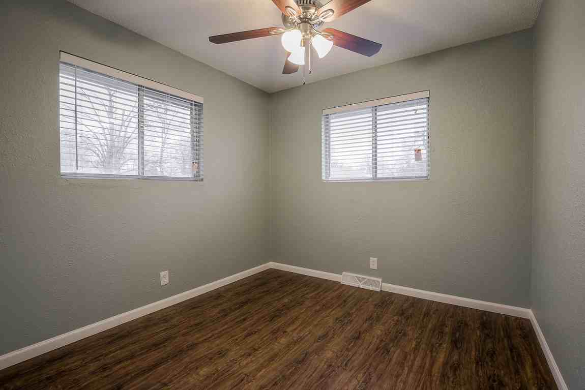 510 Ne Corder St #B - Photo 6 of 28