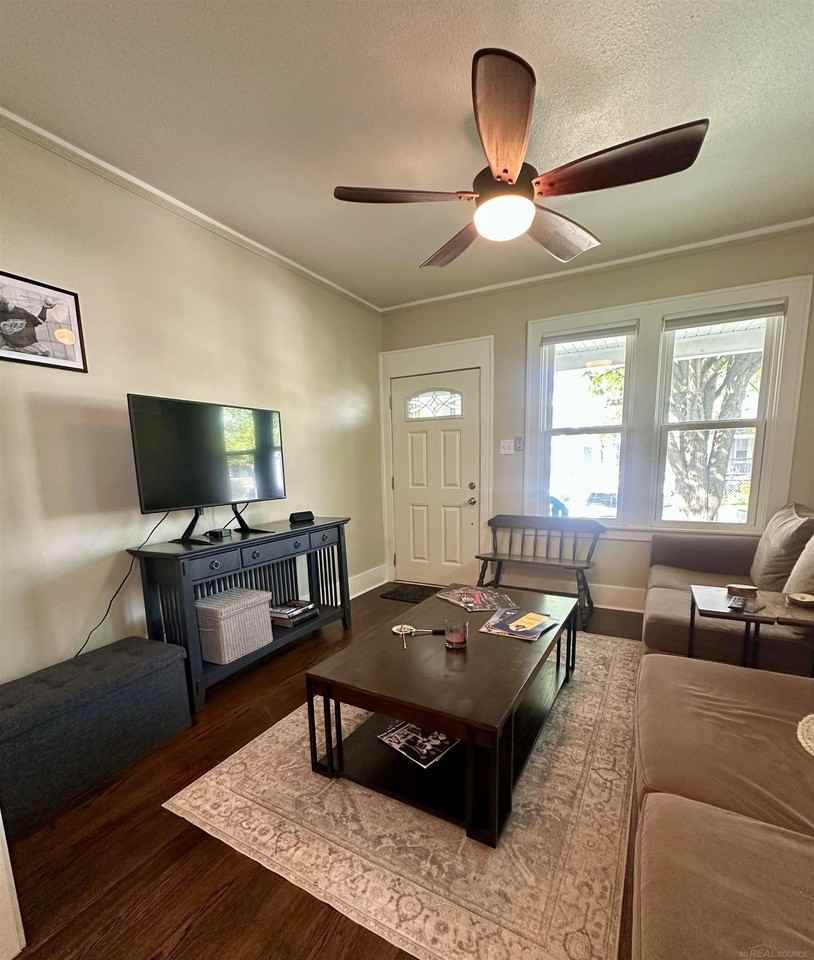 1348 Wayburn St - Photo 2 of 13