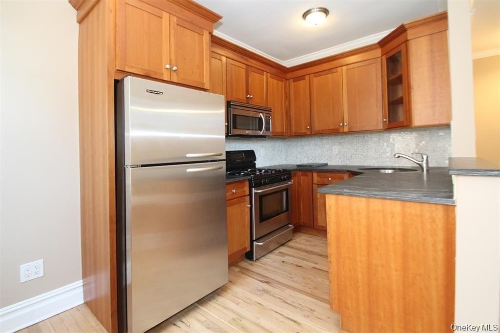 111 7th St #202 - Photo 7 of 14