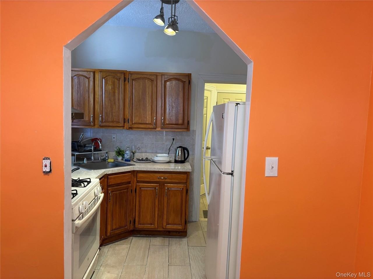 1004 Lenox Rd - Photo 4 of 13