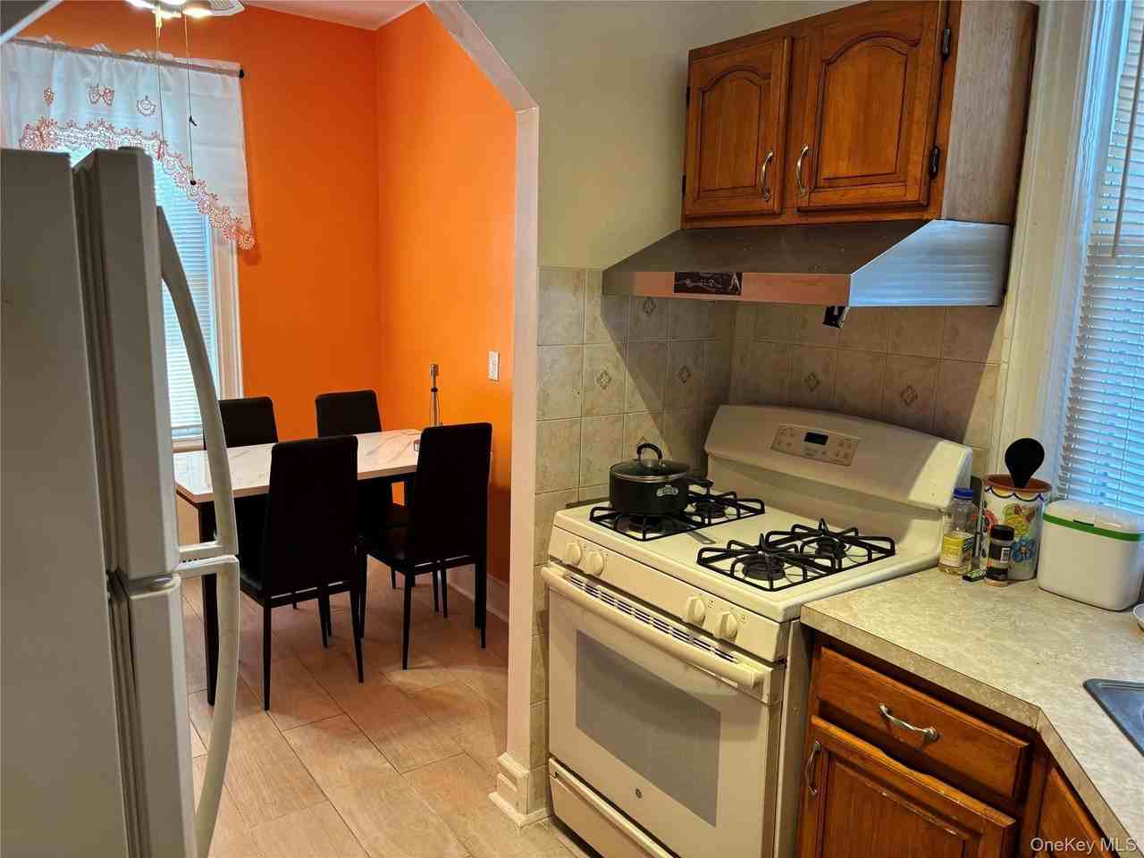 1004 Lenox Rd - Photo 5 of 13