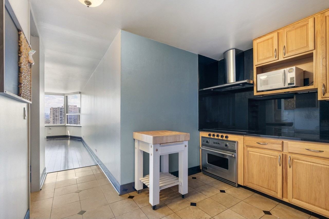 720 W Gordon Ter #23R - Photo 3 of 19