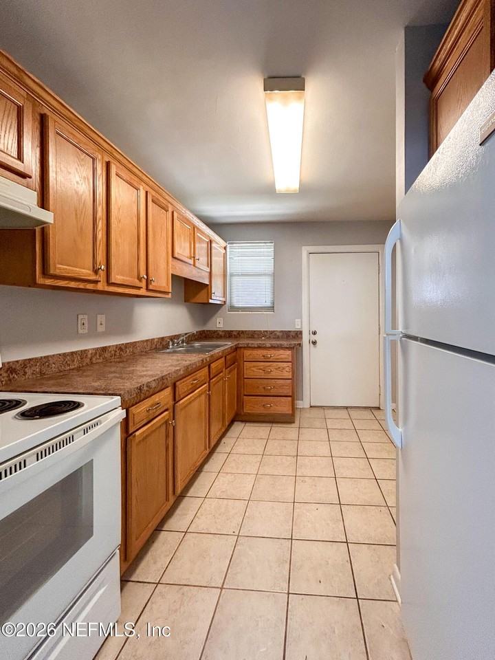 1130 Woodruff Ave #2 - Photo 6 of 19