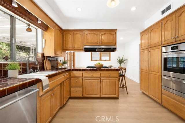 22204 Avenue San Luis - Photo 2 of 8