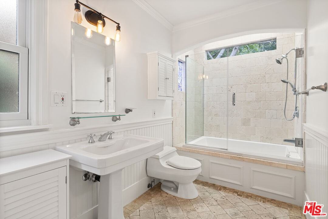 521 Westbourne Dr - Photo 2 of 8