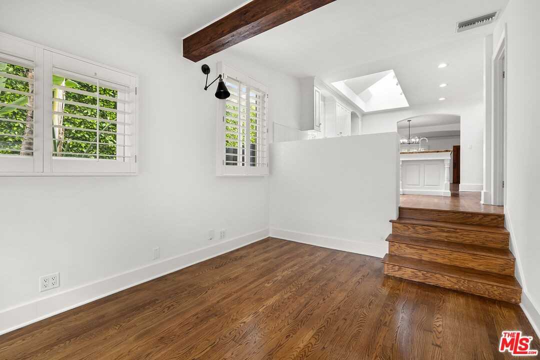 521 Westbourne Dr - Photo 3 of 8