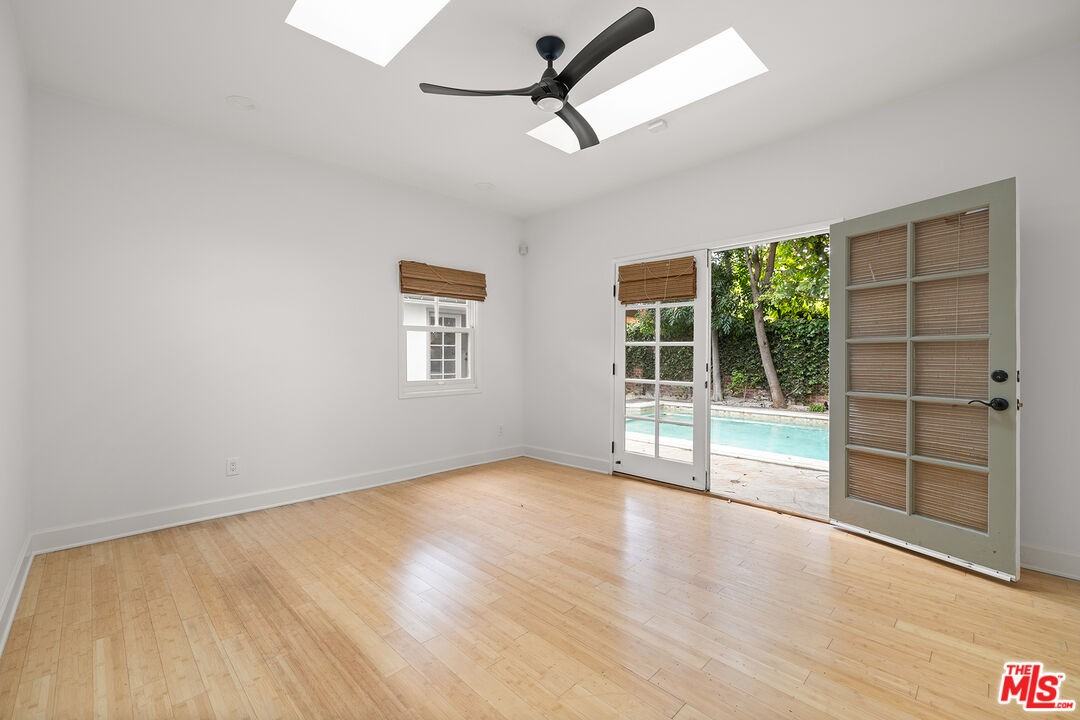 521 Westbourne Dr - Photo 4 of 8