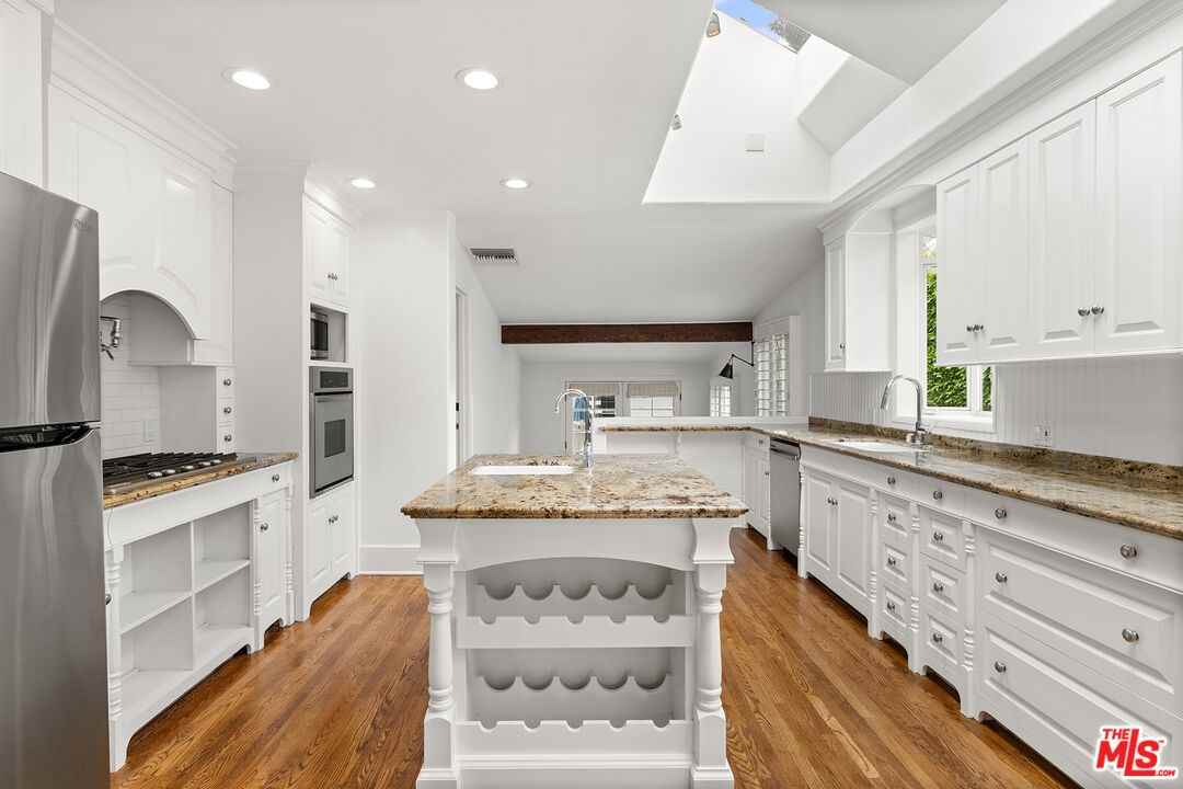 521 Westbourne Dr - Photo 5 of 8