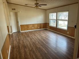 301 Elm Ln - Photo 1 of 1