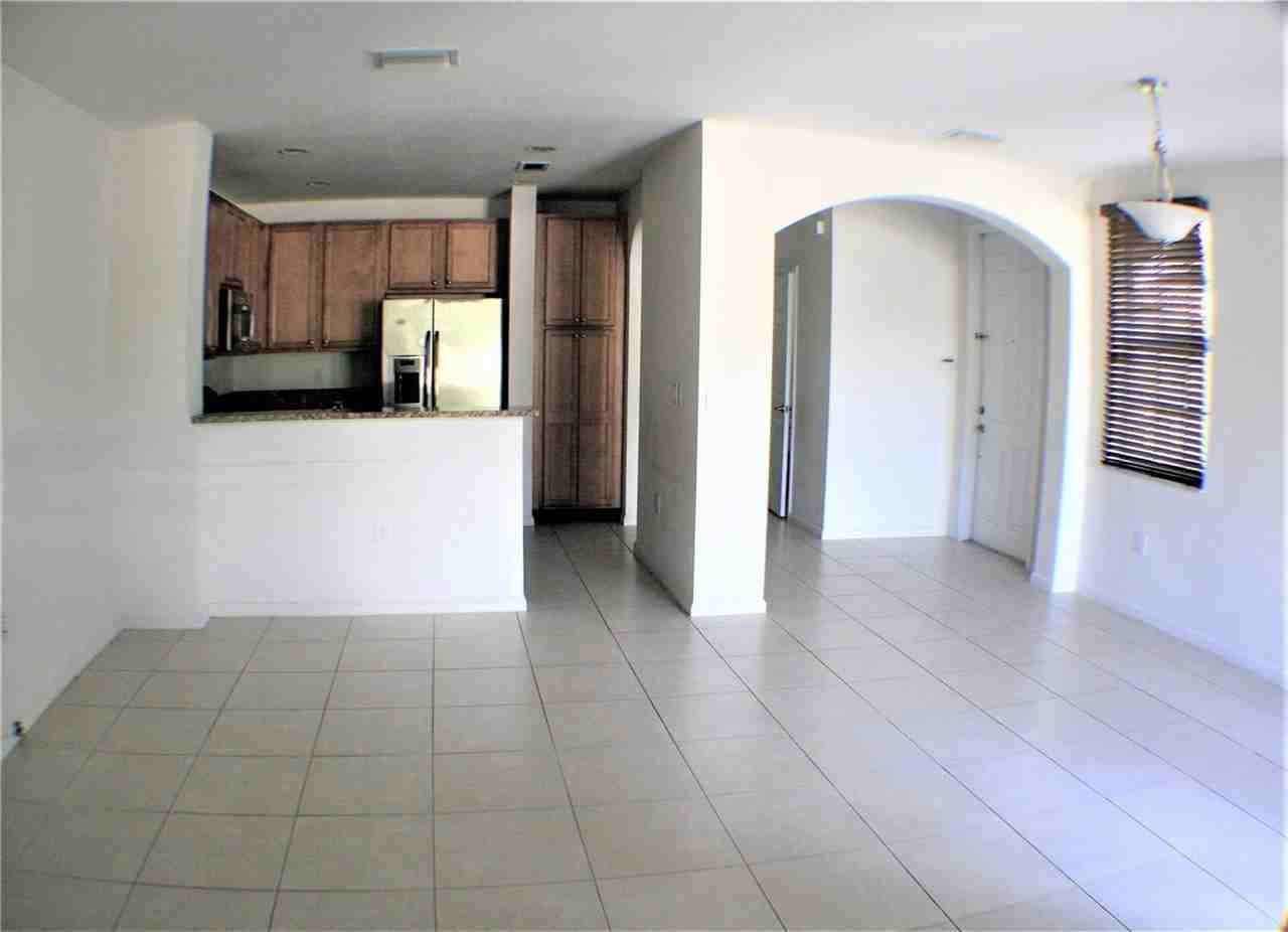 202 Las Brisas Cir - Photo 3 of 7