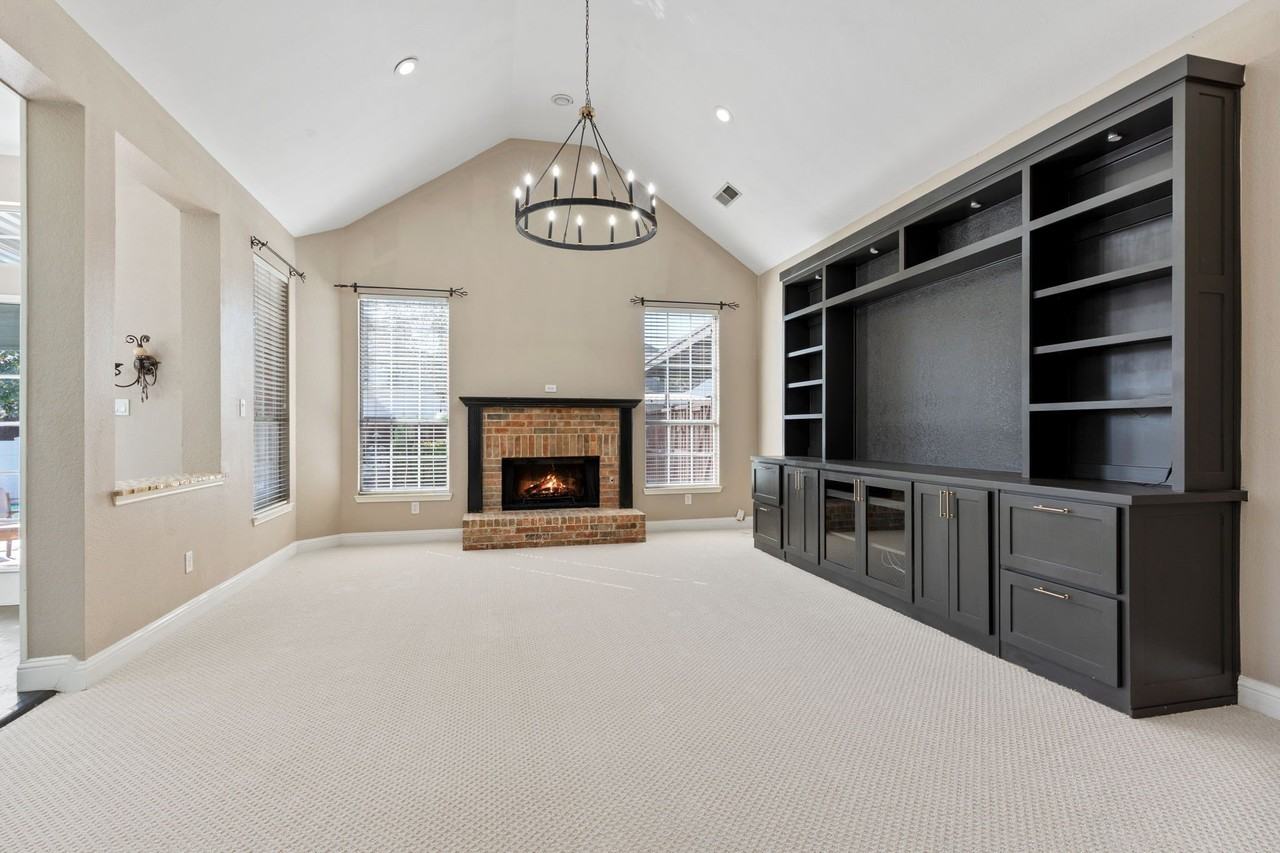 920 Yosemite Trl - Photo 2 of 32