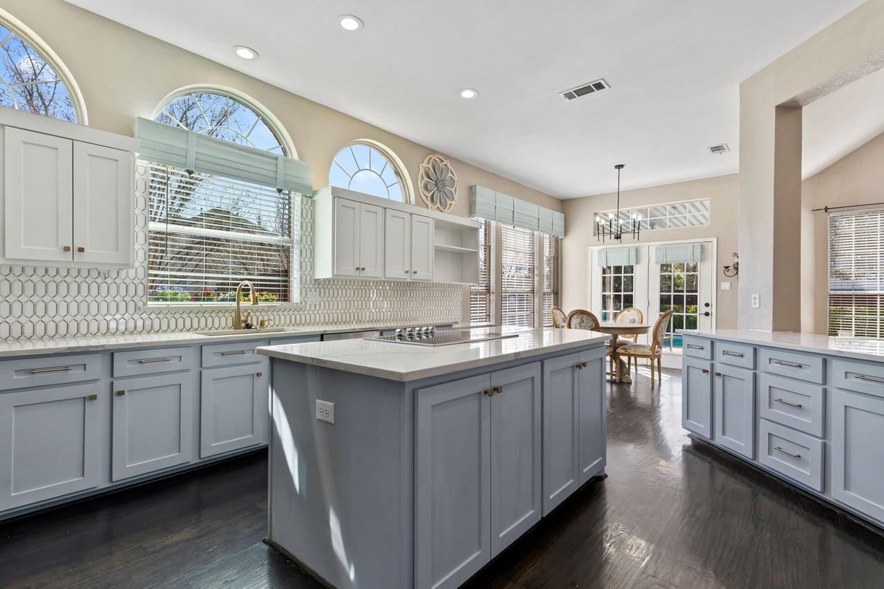 920 Yosemite Trl - Photo 4 of 32