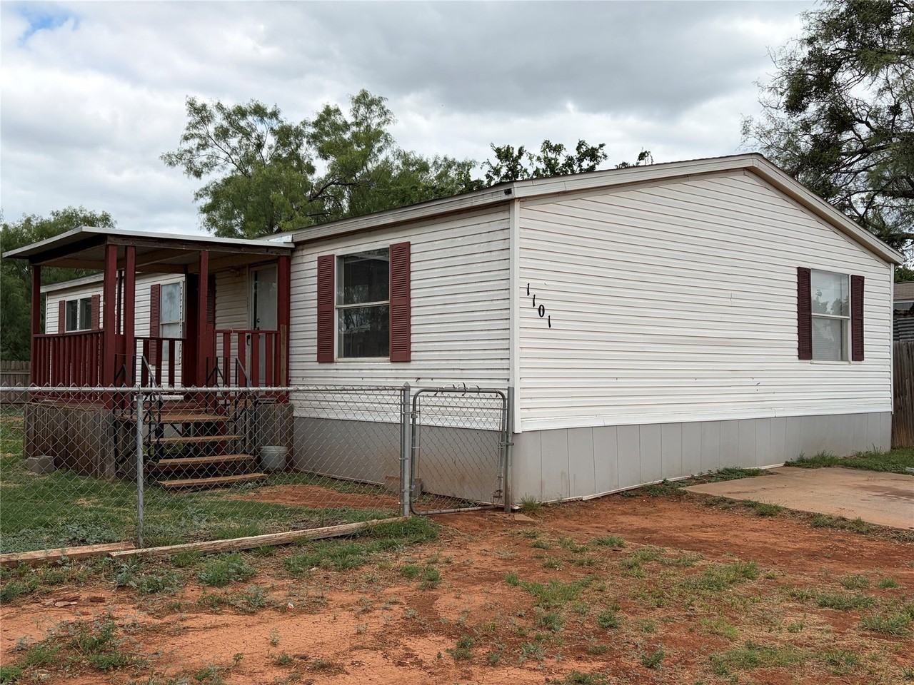 1101 Plaza St - Photo 2 of 21