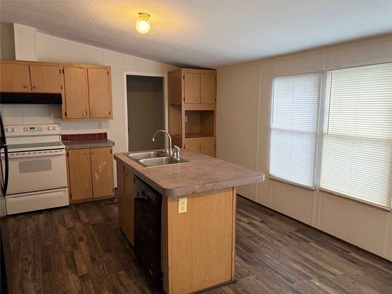 1101 Plaza St - Photo 6 of 21