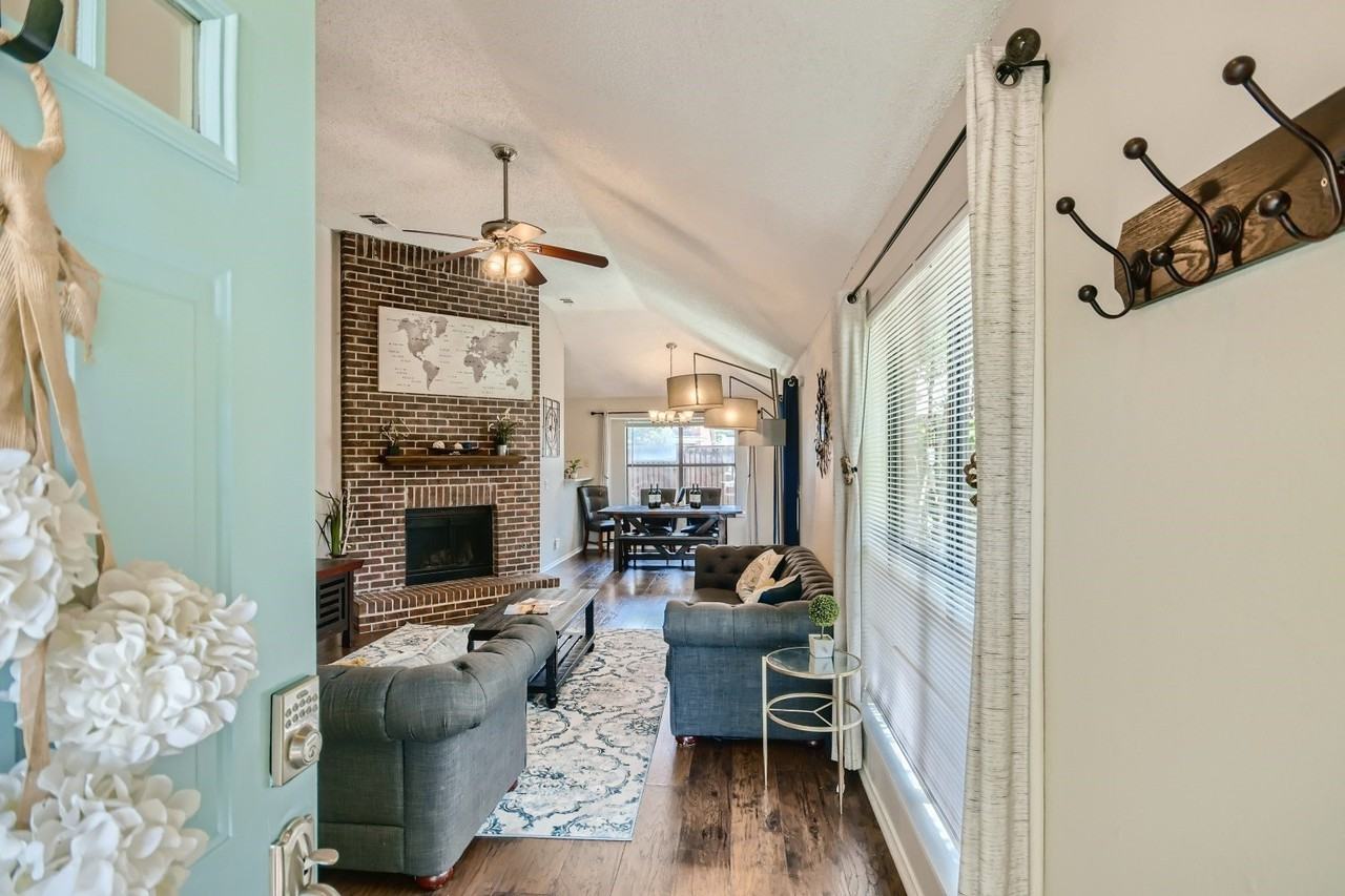 627 Meadowbrook St - Photo 3 of 26