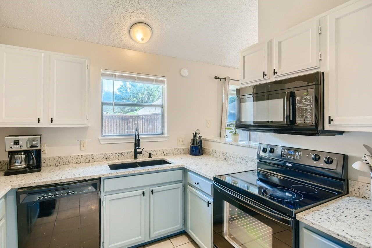 627 Meadowbrook St - Photo 6 of 26