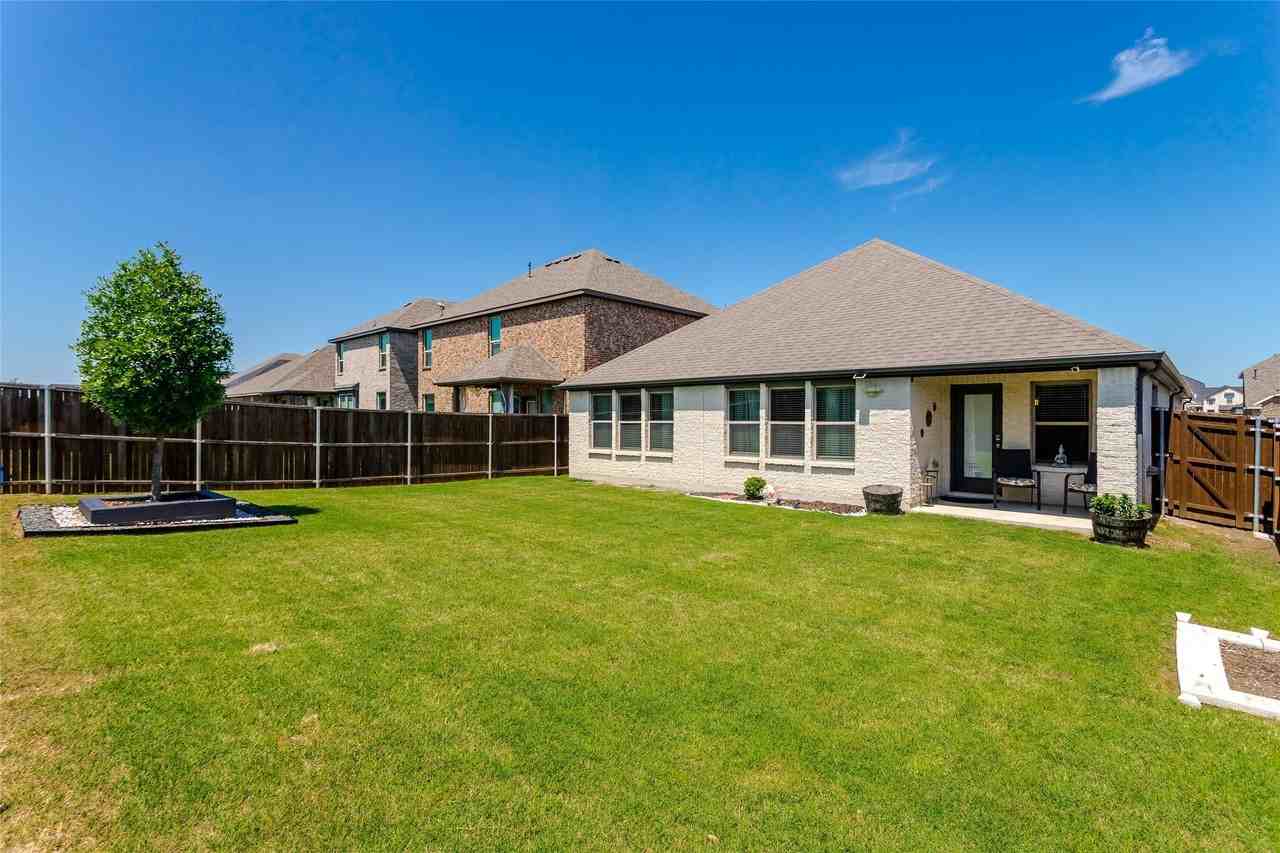 621 Hazeltine Rd - Photo 2 of 33