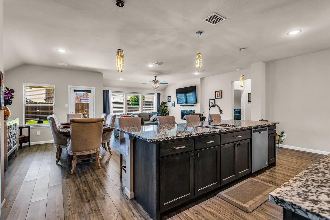 621 Hazeltine Rd - Photo 4 of 33