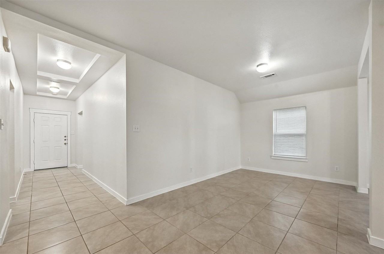 1581 Ferguson Dr - Photo 4 of 34