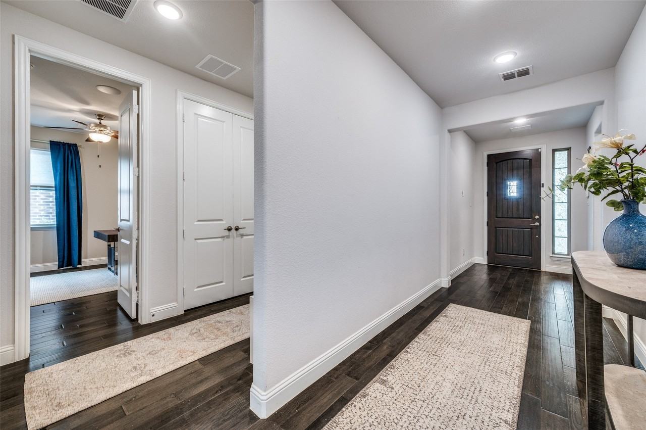3005 Barefoot Ln - Photo 3 of 40