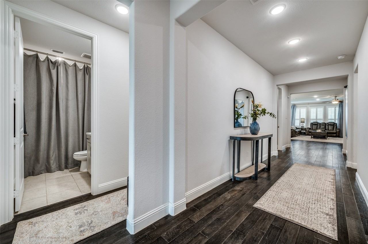 3005 Barefoot Ln - Photo 4 of 40