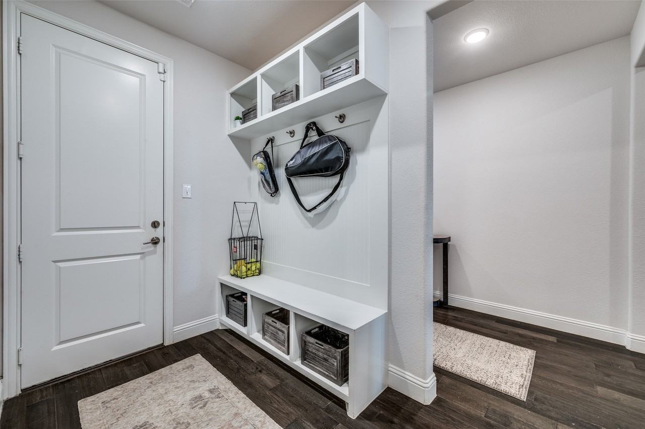 3005 Barefoot Ln - Photo 5 of 40