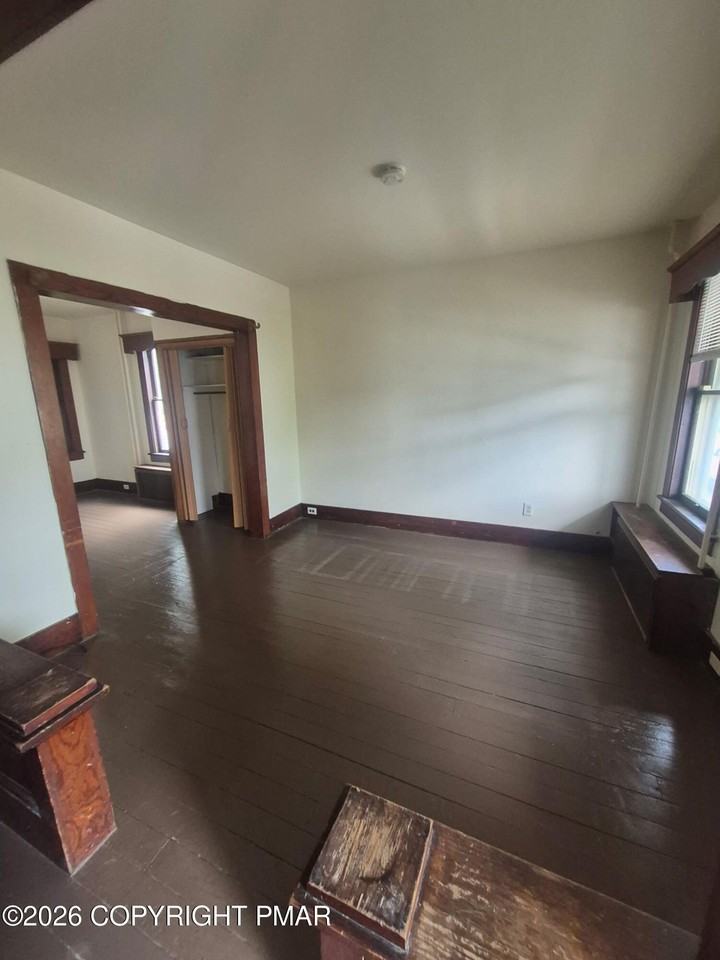 915 Sarah St - Photo 3 of 11