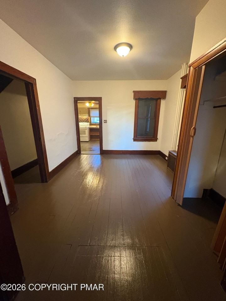 915 Sarah St - Photo 4 of 11