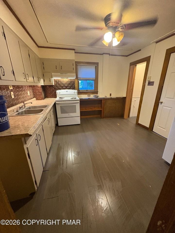 915 Sarah St - Photo 5 of 11