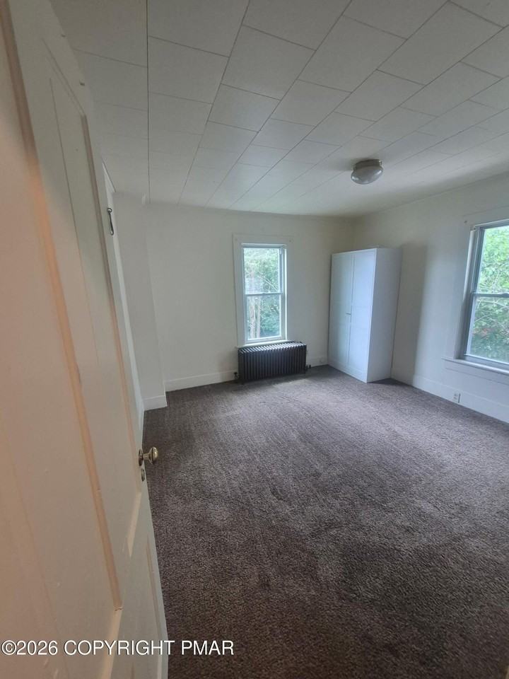 915 Sarah St - Photo 7 of 11