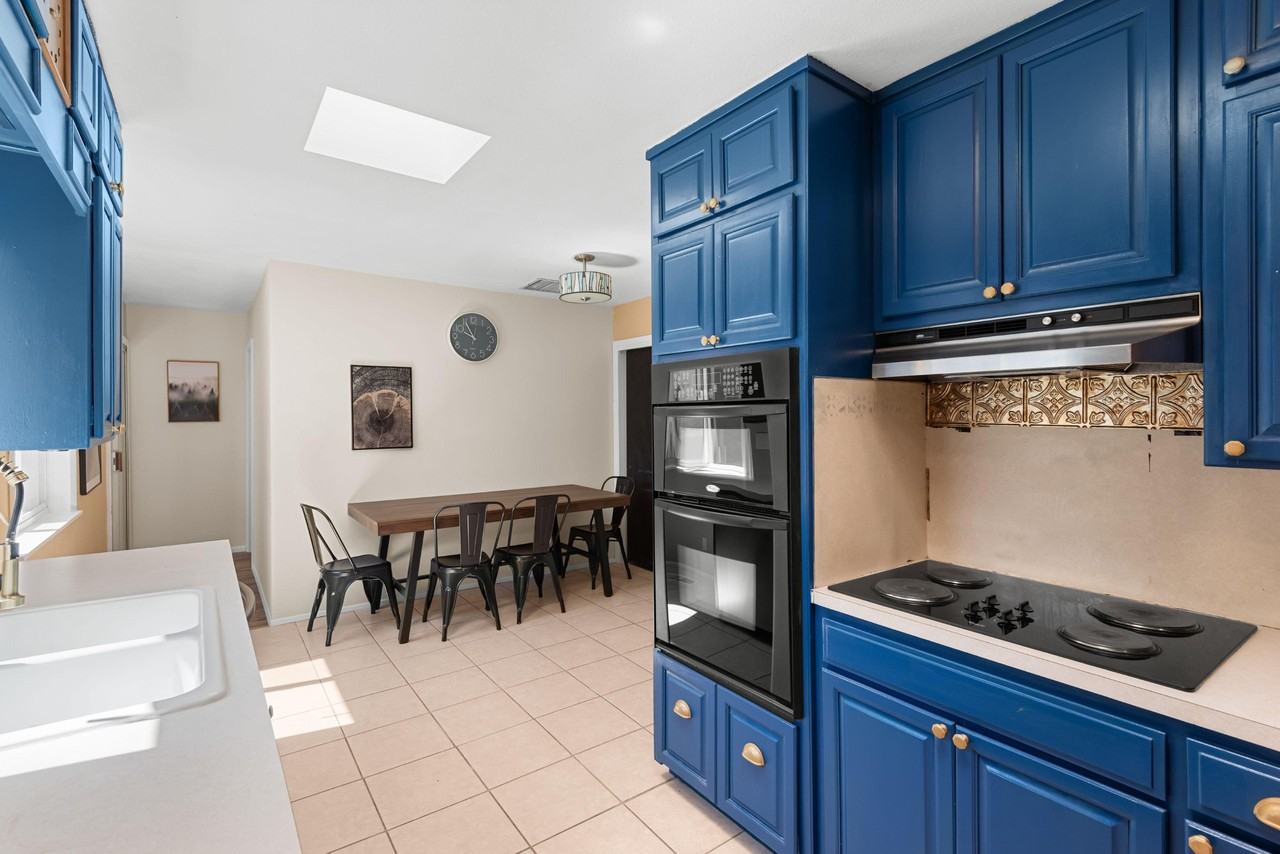 Appian Way Ne - Photo 4 of 49