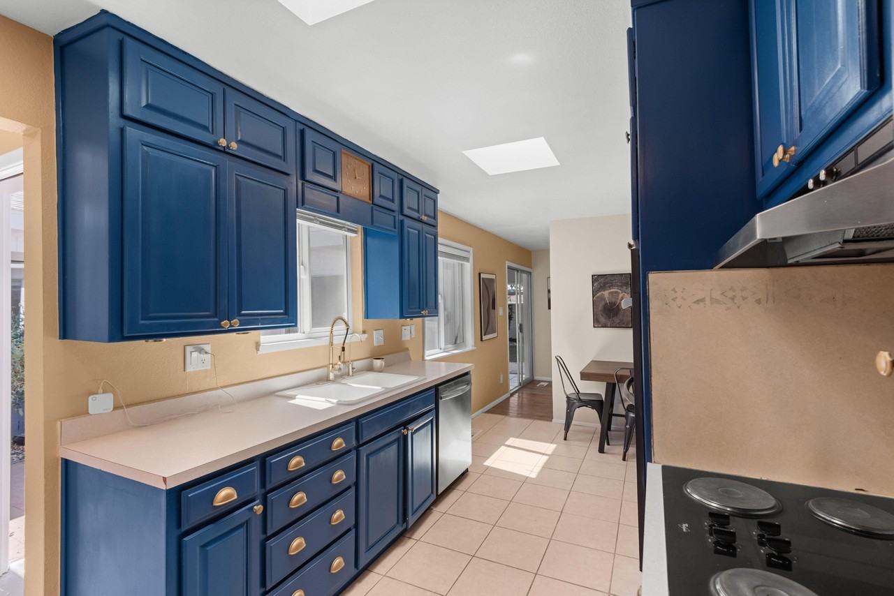 Appian Way Ne - Photo 6 of 49