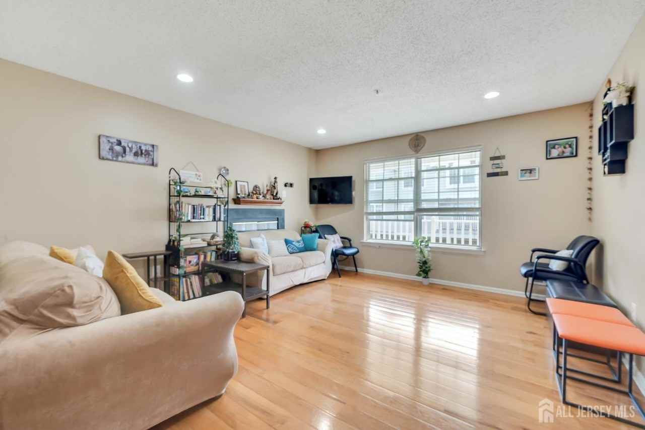 55 Guisborough Way - Photo 2 of 20