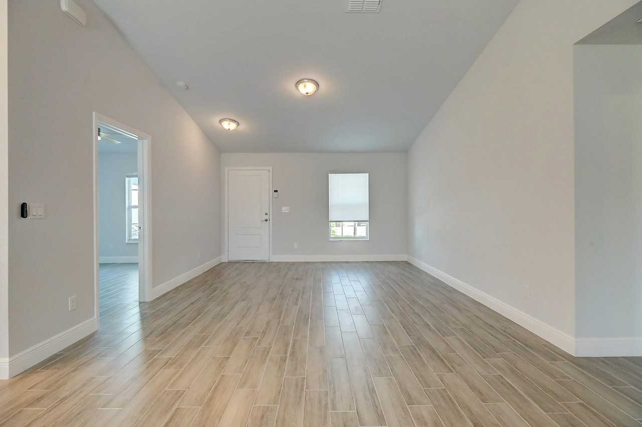 2352 Sw Plum Ct - Photo 5 of 38