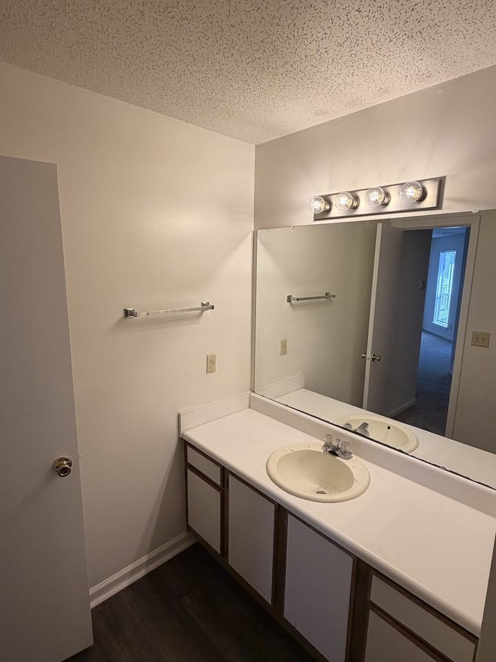 20 Hamiltons Harbor Dr #20-844 - Photo 6 of 9