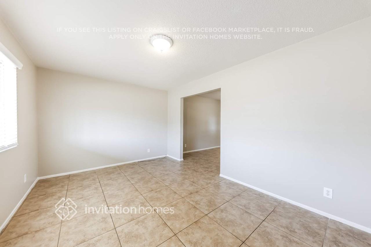 3316 W Orchid Ln - Photo 3 of 17