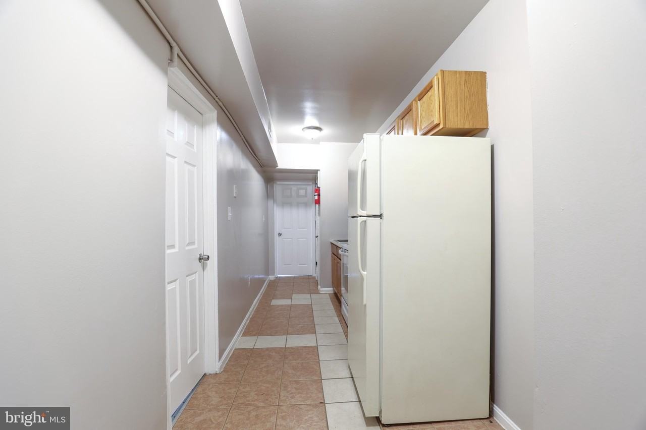 1633 E St Ne #3 - Photo 2 of 20