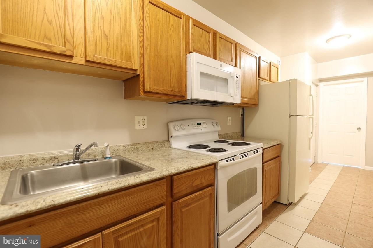 1633 E St Ne #3 - Photo 3 of 20