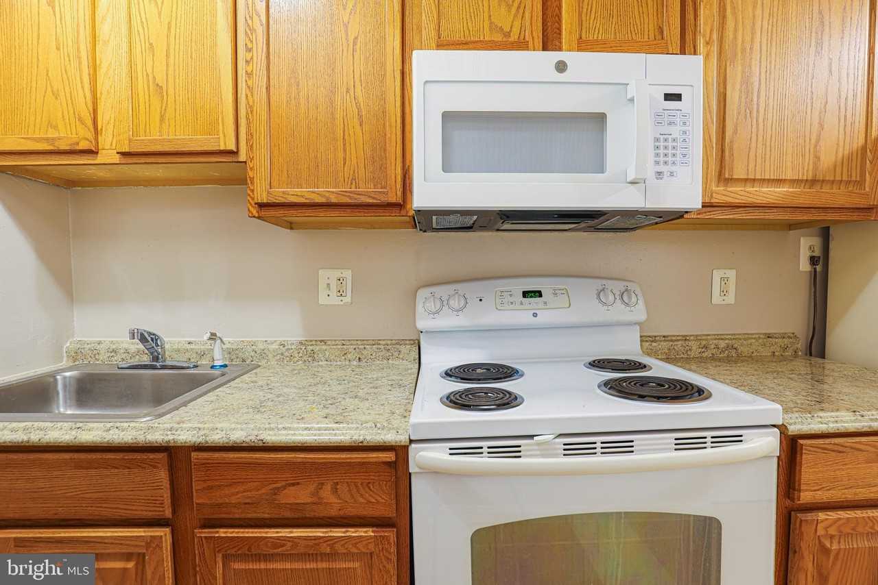 1633 E St Ne #3 - Photo 4 of 20