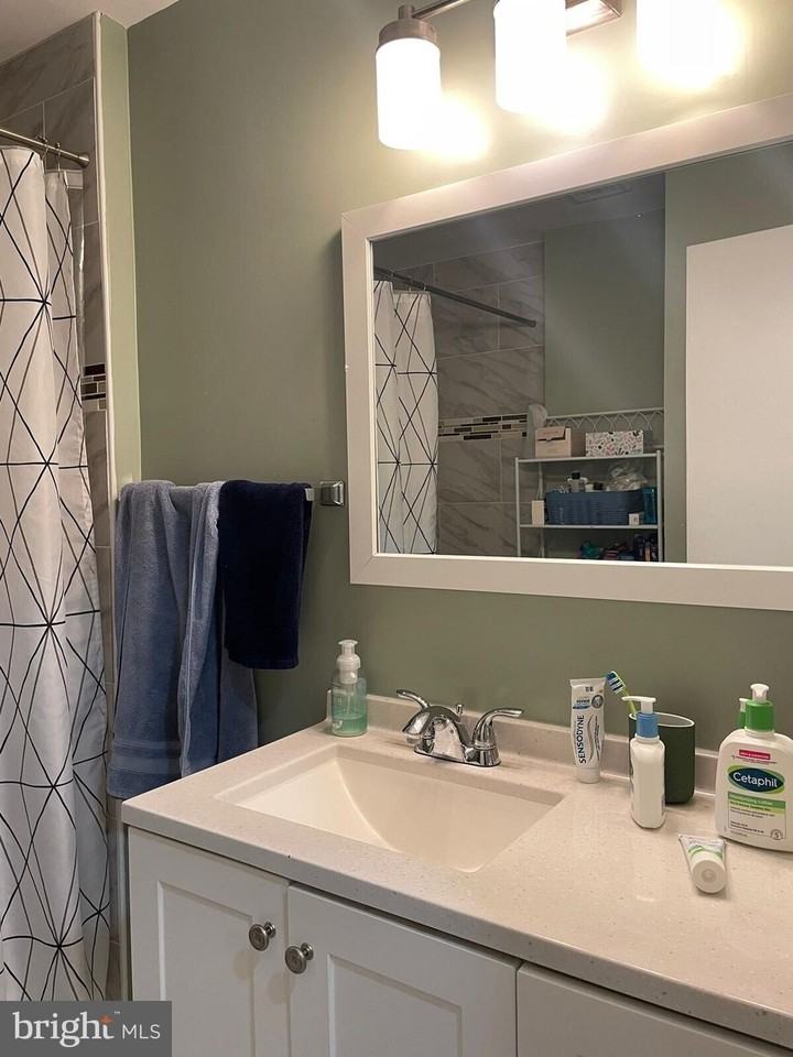 1420 Harvard St Nw #403 - Photo 5 of 17