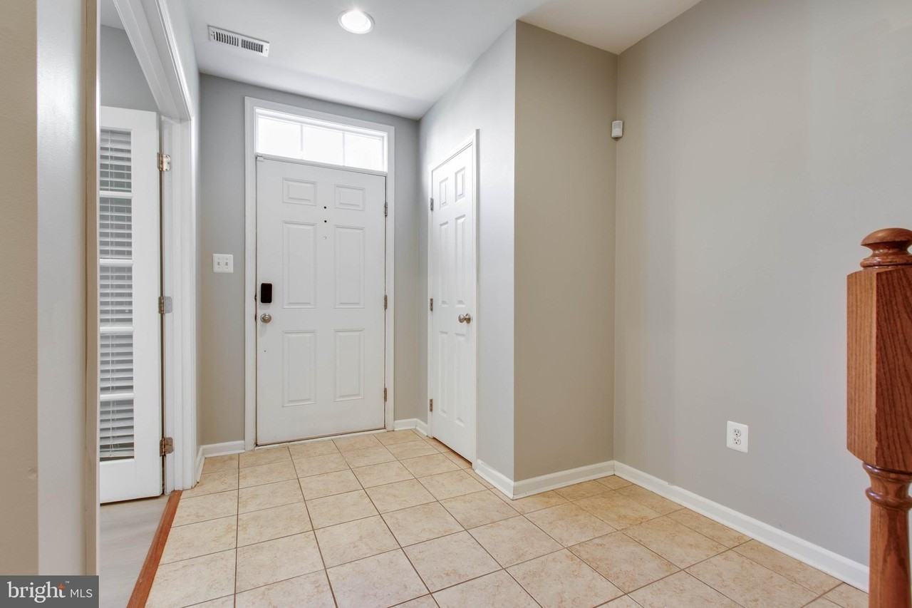 1739 Theale Way - Photo 6 of 50