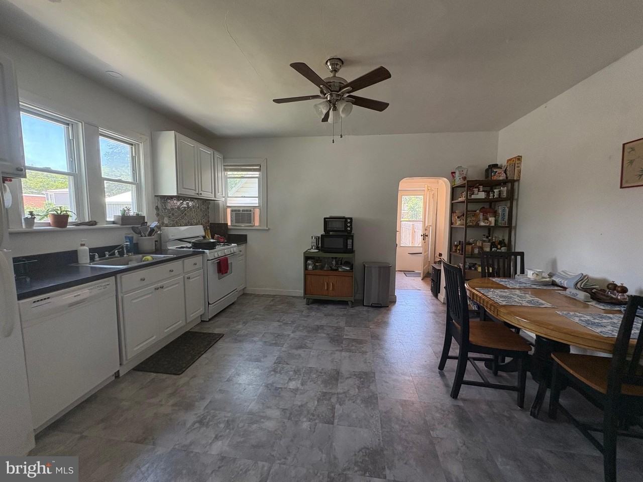 314 W 4th St - Photo 2 of 19