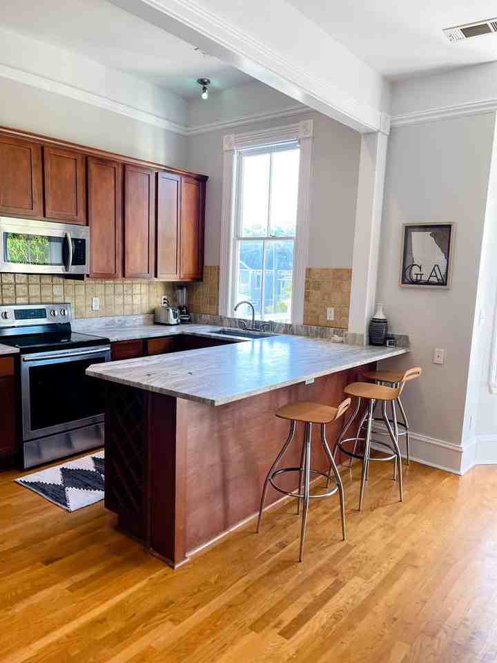 214 E 32nd St - Photo 4 of 11