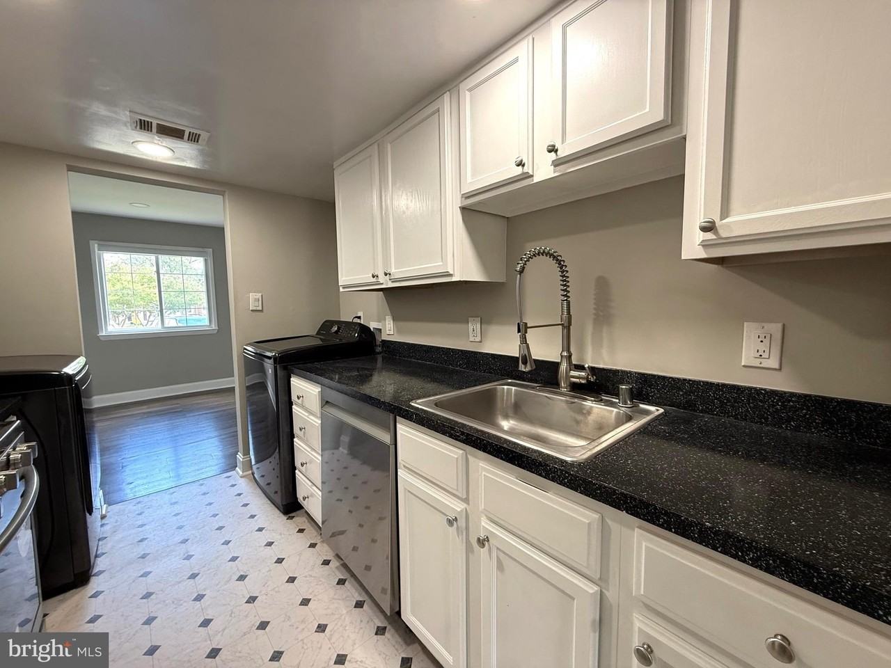 2819 Banks Ct - Photo 7 of 19
