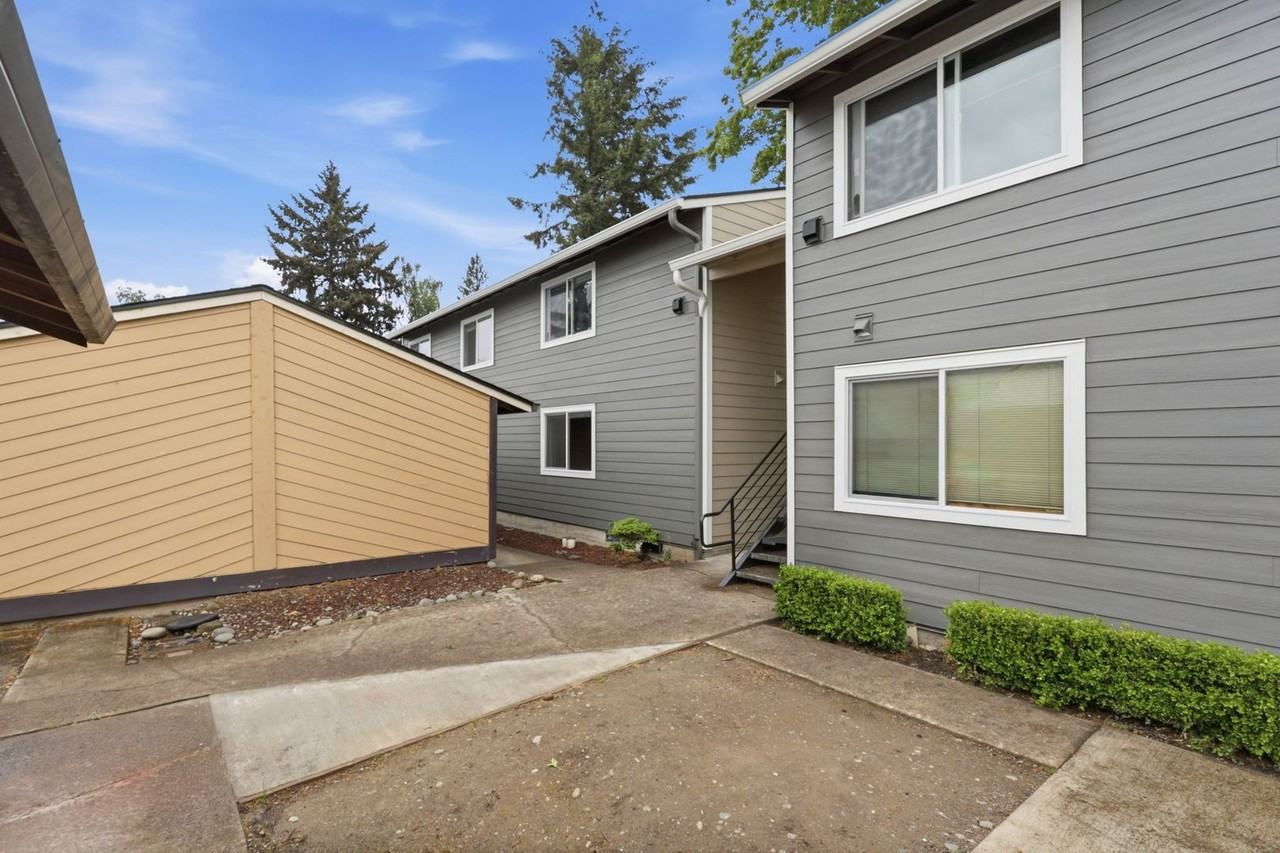 605 Se 121st Ave - Photo 2 of 31
